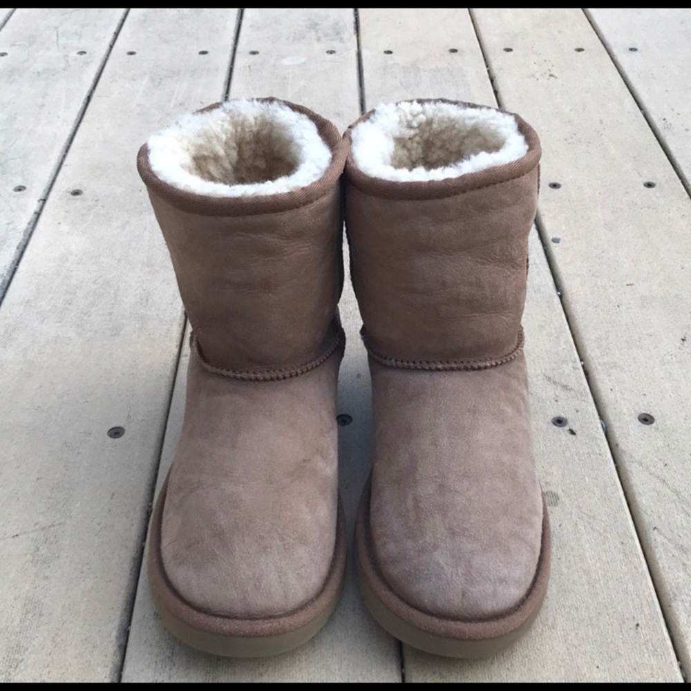 Uggs women size 5 . Hardly worn . Like new